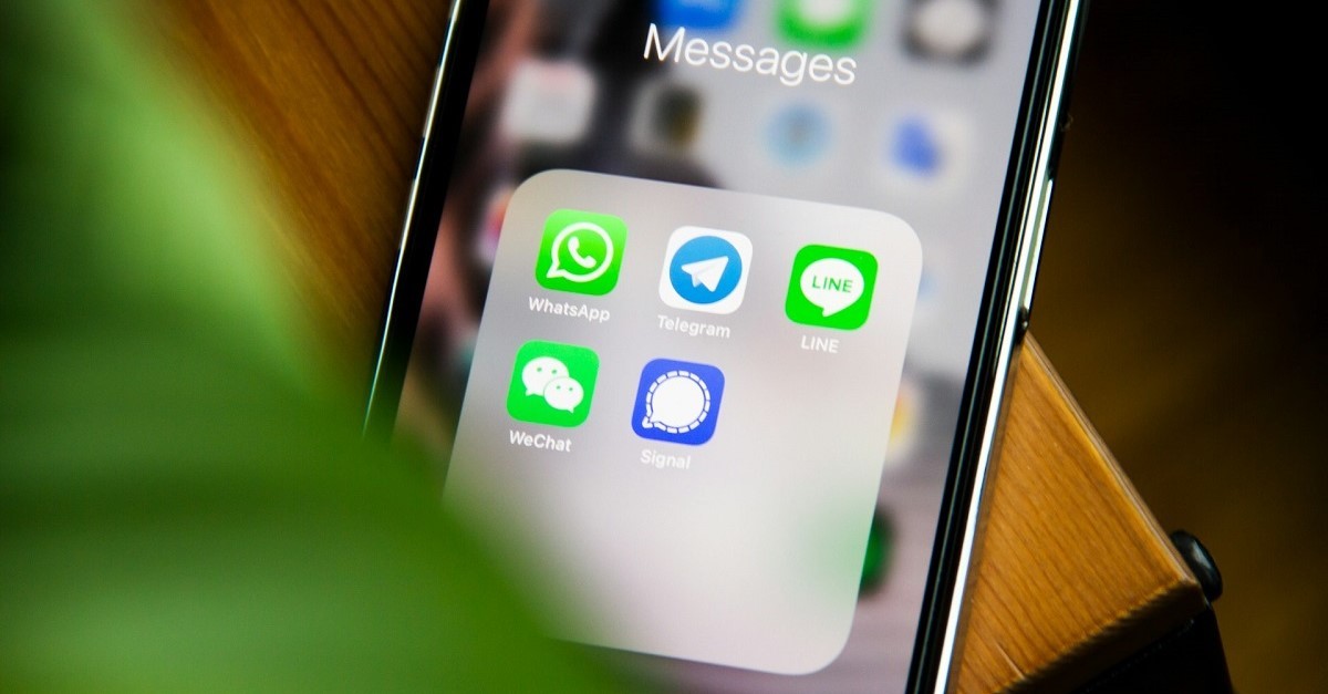la schermata di uno smartphone con WhatsApp la schermata di uno smartphone con WhatsApp