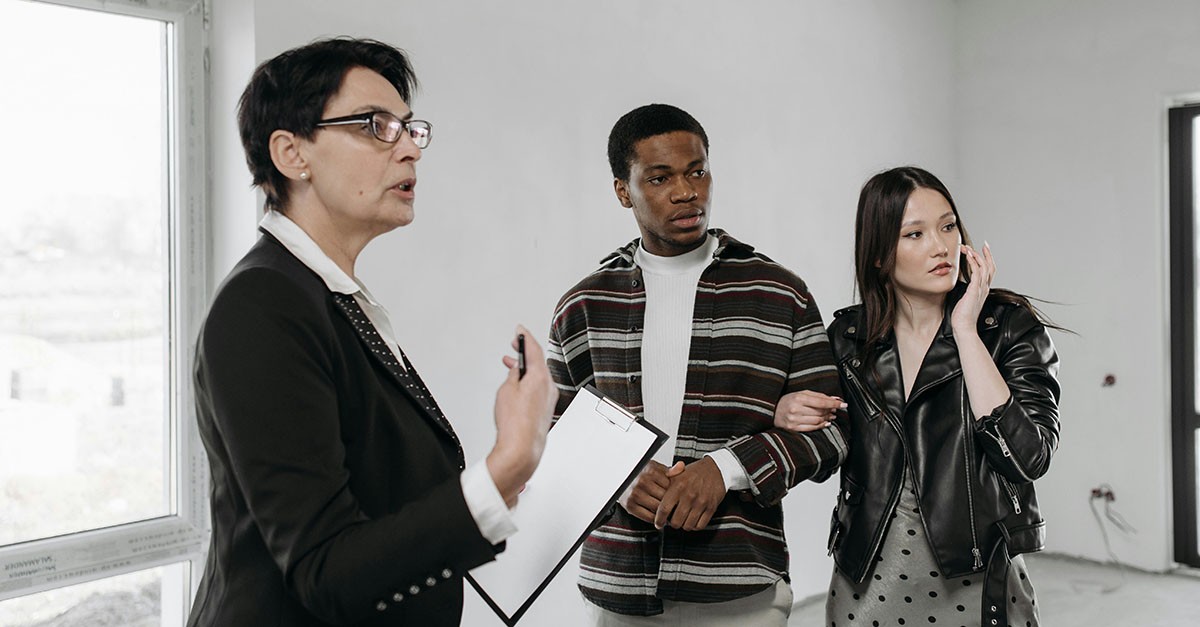 Visita dell'immobile con l'agente immobiliare