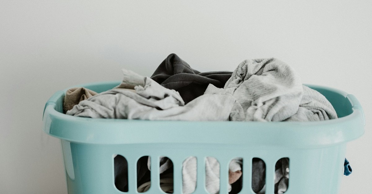 un cesto con del bucato