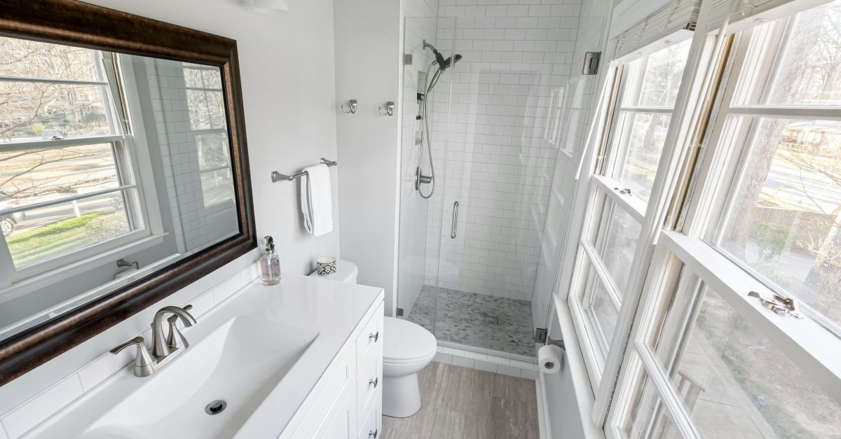 bagno lungo e stretto bianco