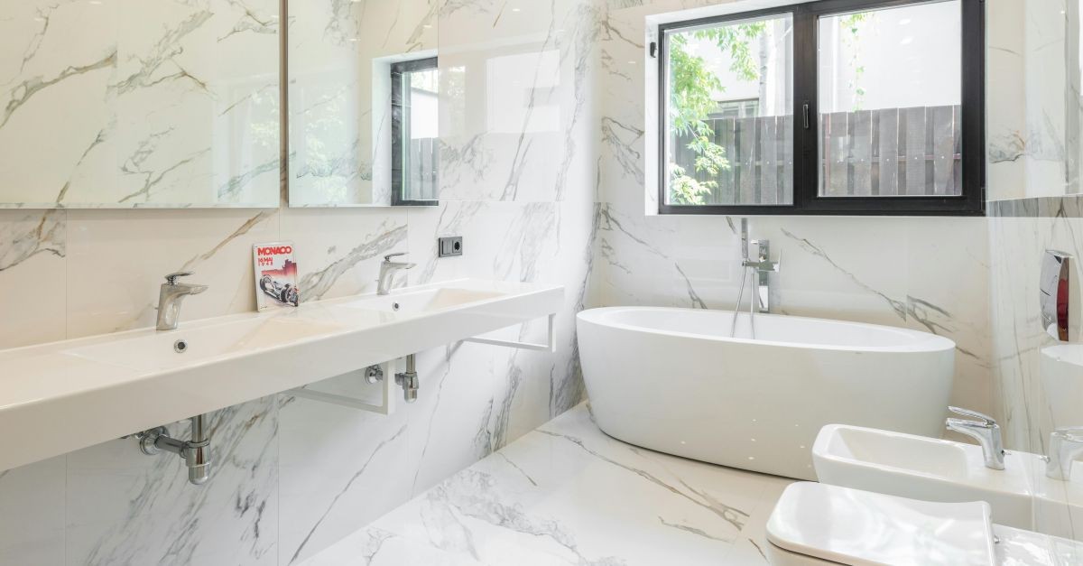 bagno lungo e stretto con vasca in fondo