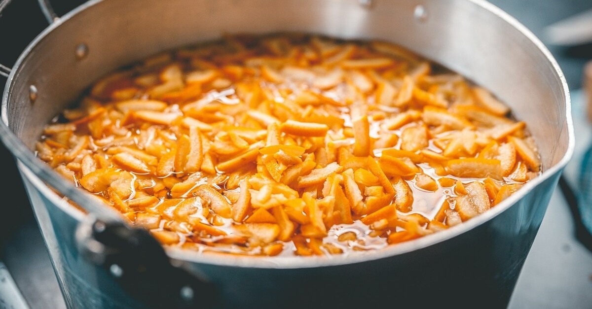 bollire bucce d'arancia in pentola