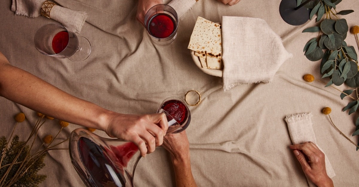 calici di vino rosso su tovaglia