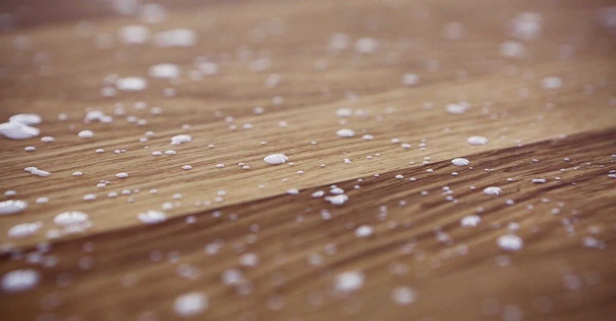 Gocce di colla su un pavimento di parquet Gocce di colla su un pavimento di parquet
