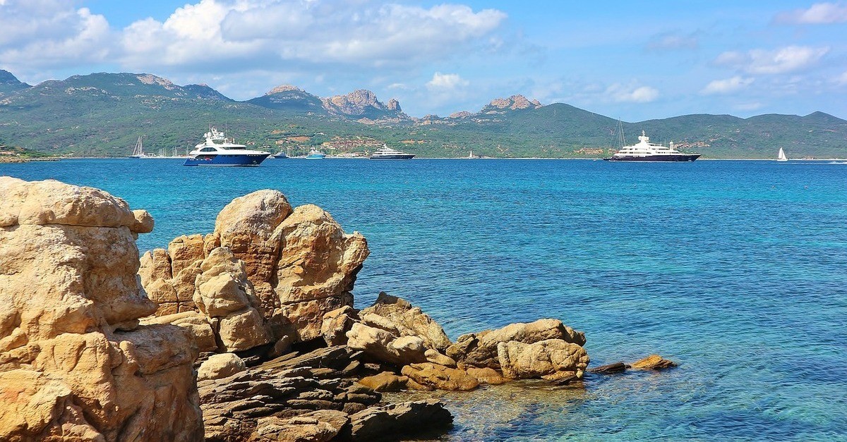 Un tratto della Costa Smeralda con gli yacht all largo