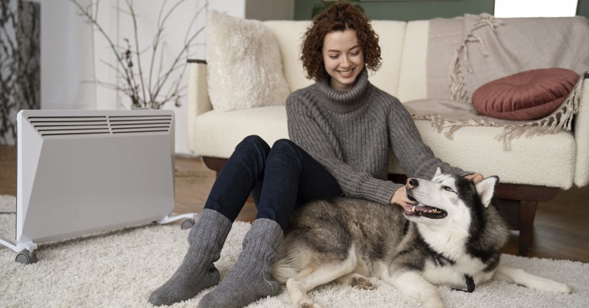 donna e il suo cane vicini a una stufa