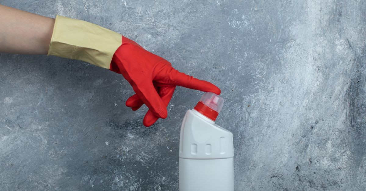 donna indica detergente per il WC