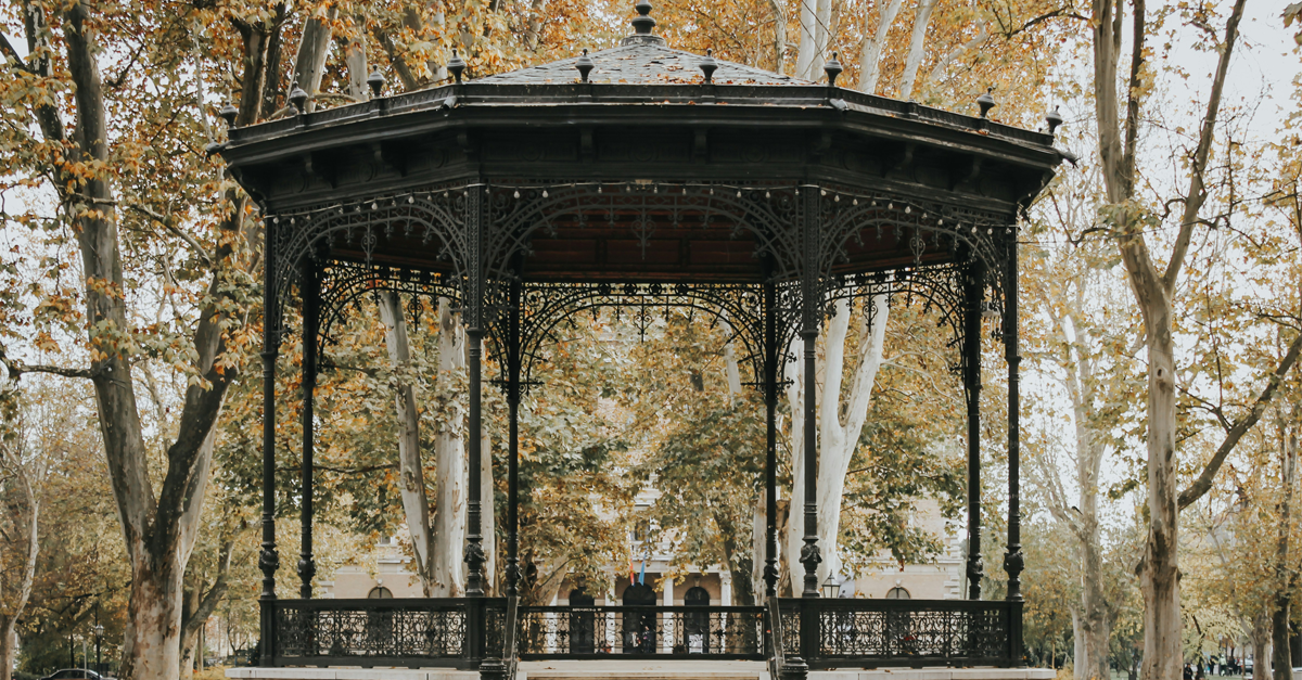 un gazebo in metallo