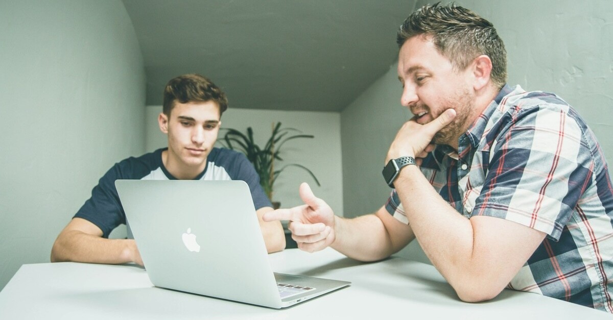 genitore e figlio adolescente