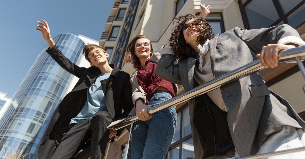 gruppo di giovani felici fuori dalle loro abitazioni 