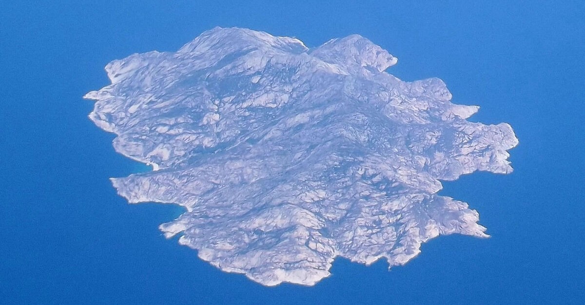 isola di montecristo dall'alto