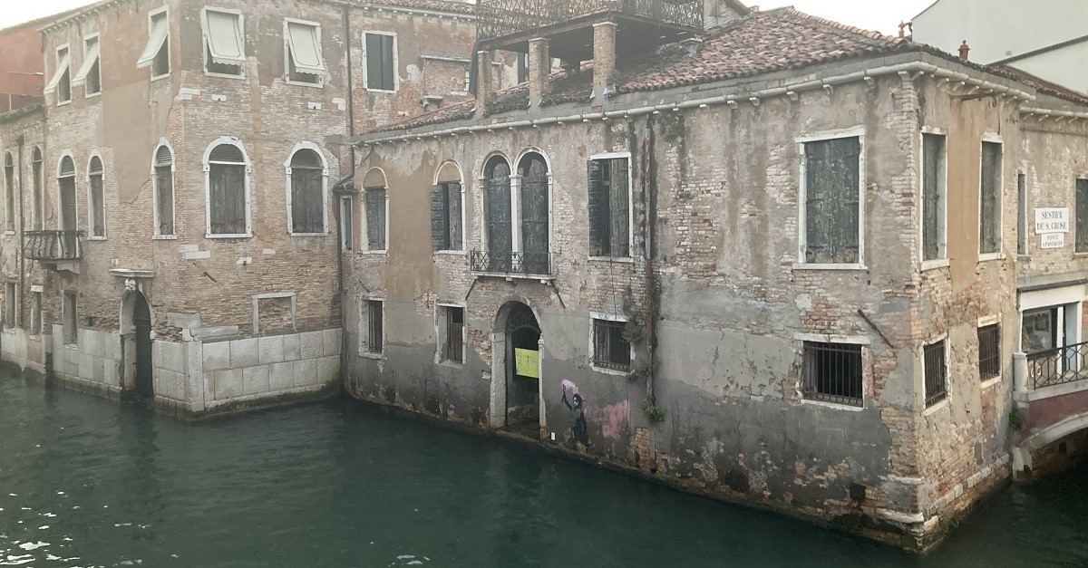 Palazzo San Pantalon con il murale di Banksy
