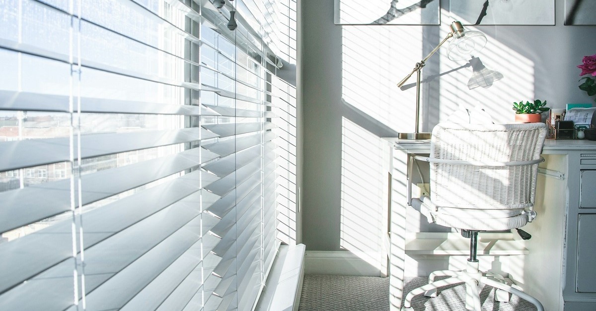 una stanza con veneziane alle finestre