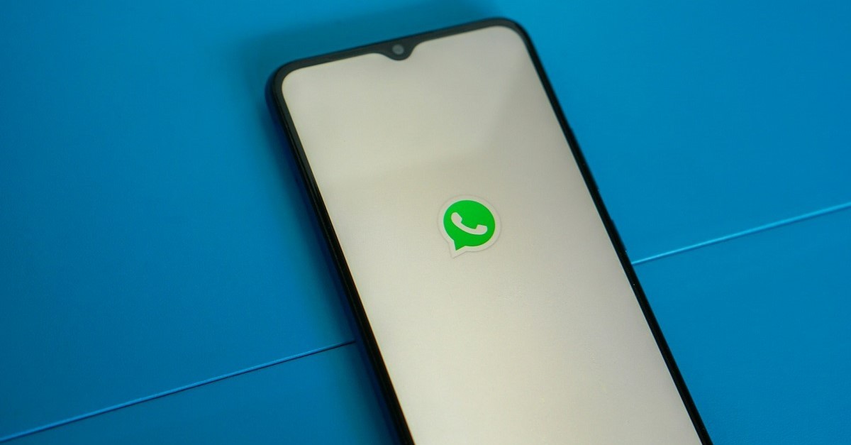 la schermata di apertura di WhatsApp su smartphone la schermata di apertura di WhatsApp su smartphone