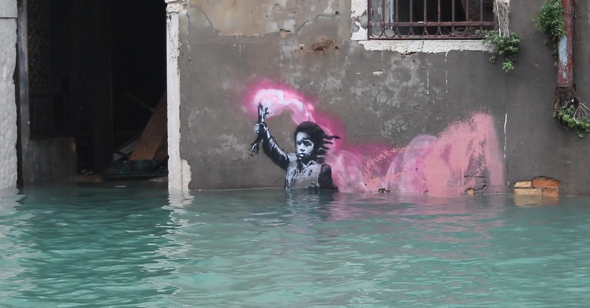 murale di Banksy con acqua alta a Venezia
