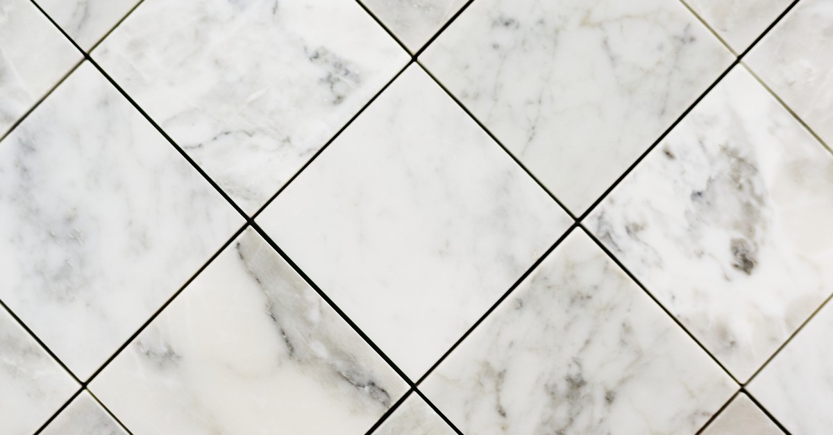 Particolare di un pavimento in ceramica bianco effetto marmo con venature scure