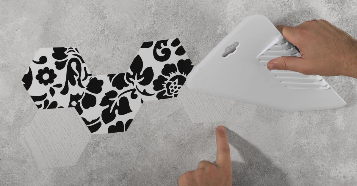 persona che applica vinili decorativi