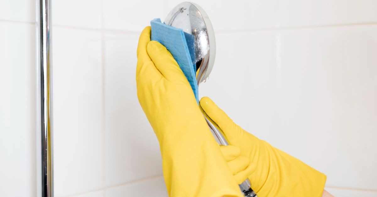 persona che pulisce il telefono di una doccia