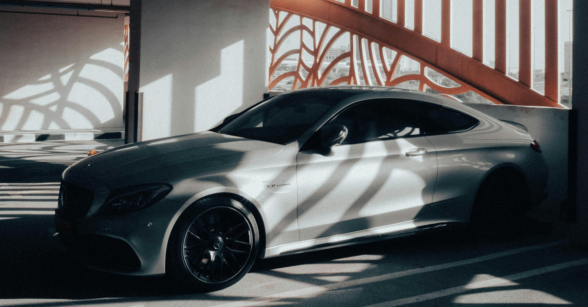 una vettura in un box auto