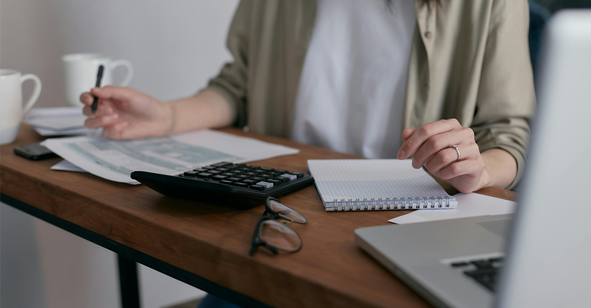 una persona fa i calcoli sulle bollette