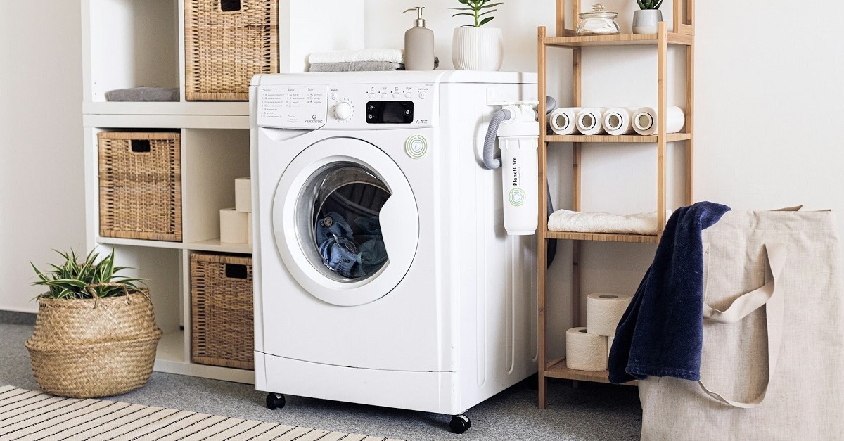 una stanza con una lavatrice