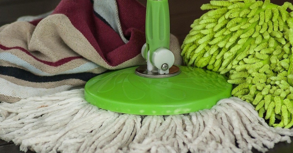 I pavimenti in ceramica sono una scelta sempre più popolare e frequente. Una tendenza che dipende, indubbiamente, dalla resa estetica ma anche da altri fattori di natura pratica.	Questi, infatti, hanno la caratteristica di essere duraturi, resistenti e semplici per quanto riguarda la manutenzione. Tuttavia, anche se riescono a combattere lo sporco l'usura, richiedono una pulizia regolare per mantenere il loro aspetto migliore. Proviamo, dunque, ad esplorare i diversi metodi per pulire i pavimenti in cerami