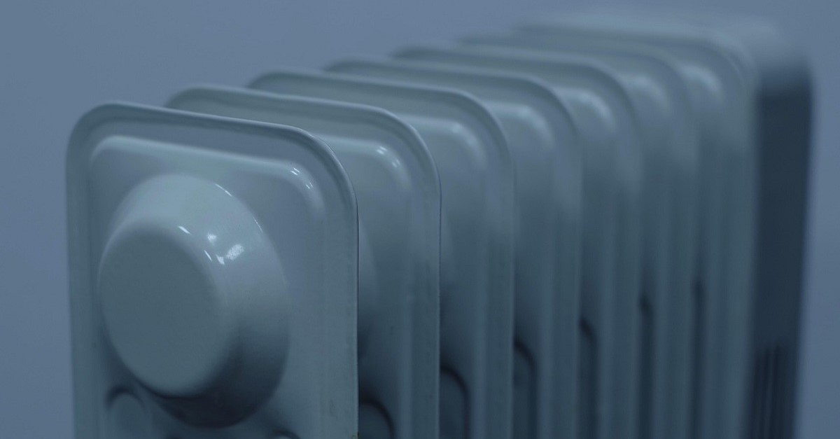 un piccolo termosifone grigio