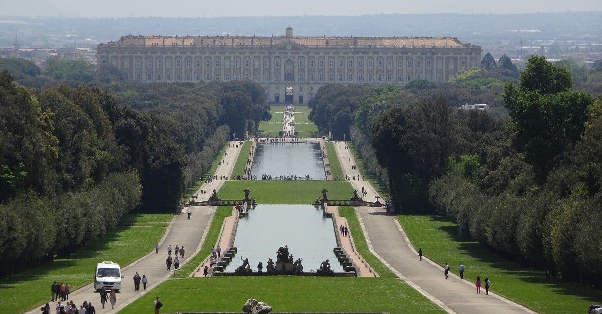 La Reggia di Caserta vista dalla fontana di Venere e Adone