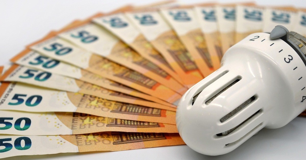 Il termostato di un termosifone amando a delle banconote da 50 euro