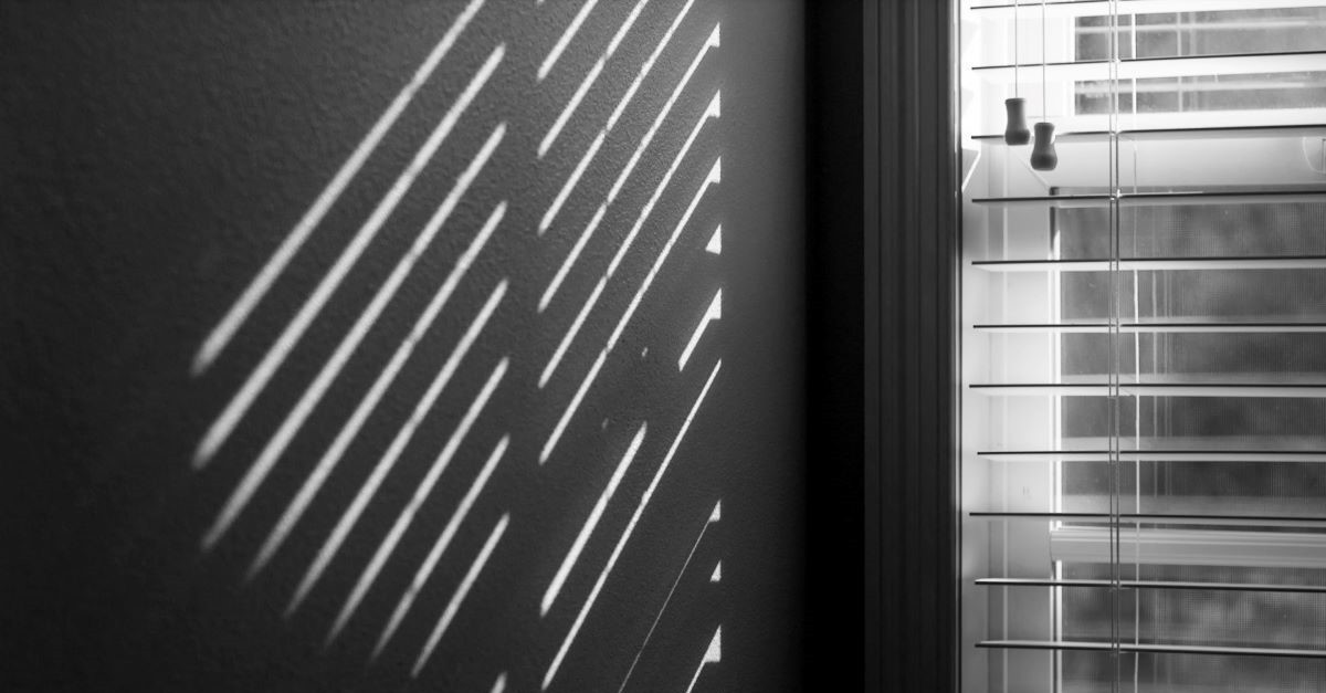 stanza in penombra con veneziana