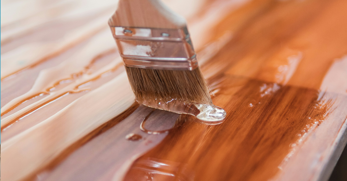 Resina applicata su una superficie in legno