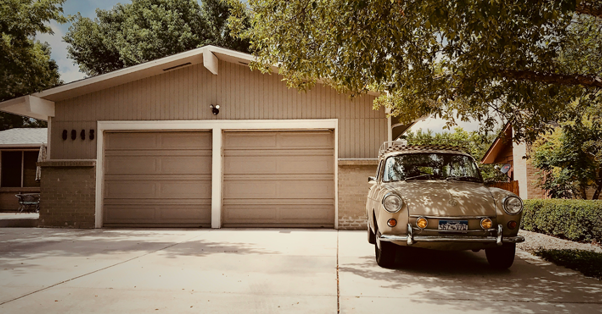 una macchina davanti a un garage