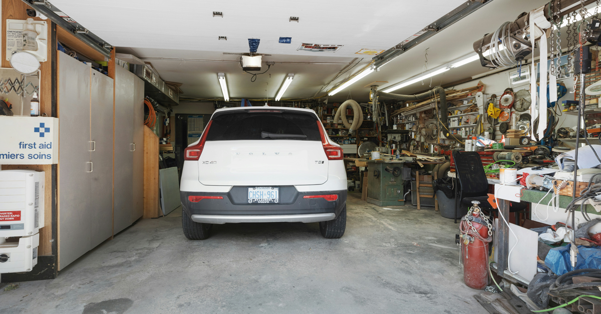 un automobile in un garage