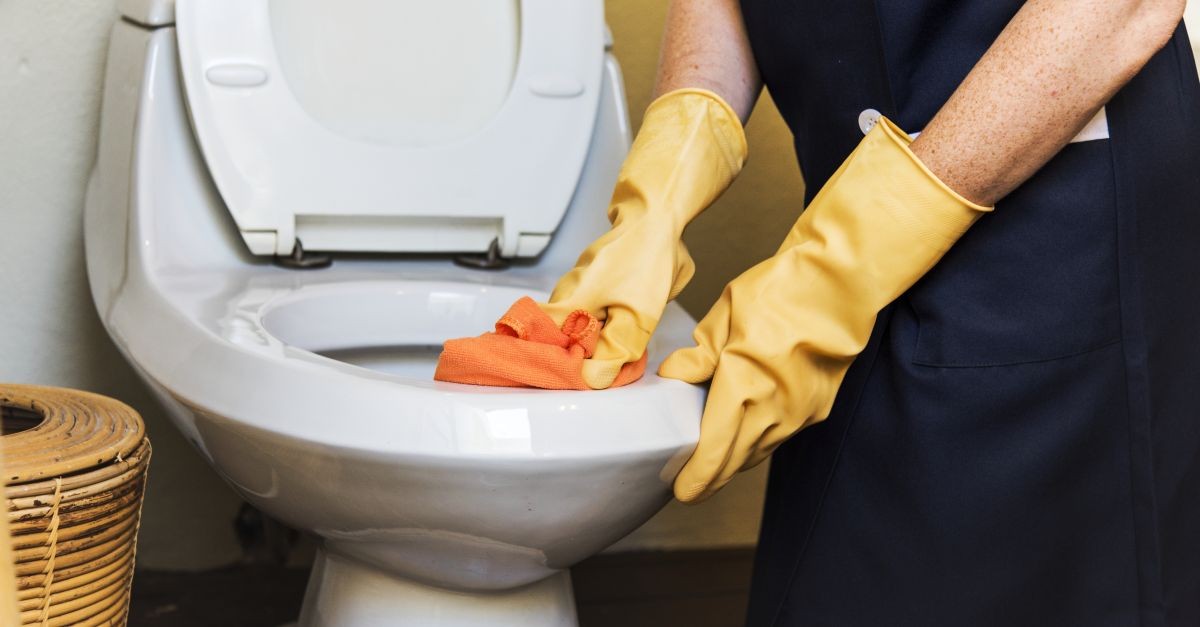 uomo passa panno nel WC