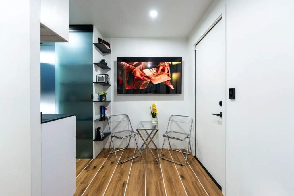 Sala de estar al lado de la cocina