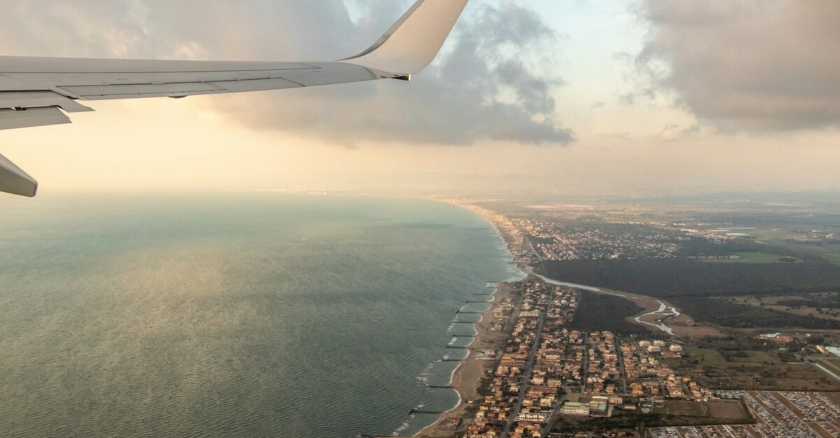aereo sopra roma fiumicino