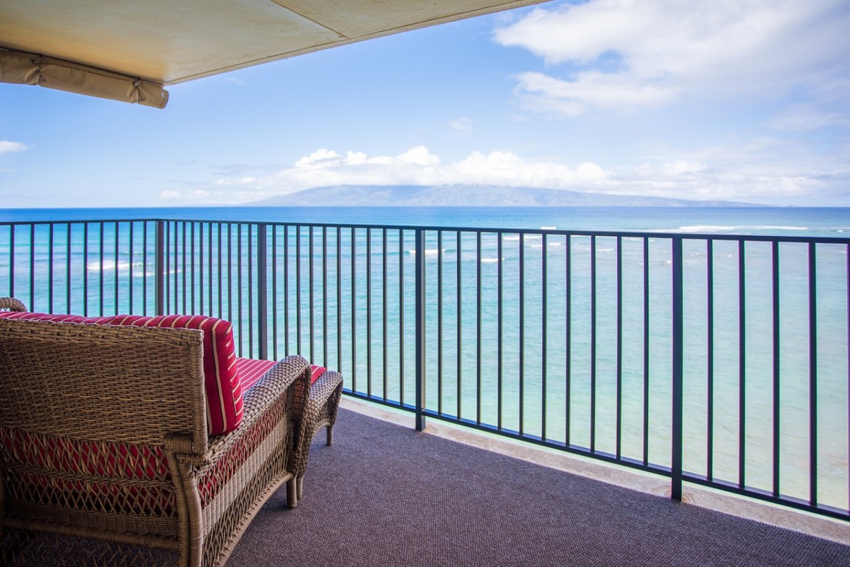 Balcone con vista sull'oceano e sulla spiaggia.