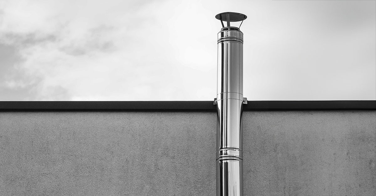 Canna fumaria a lato del condominio