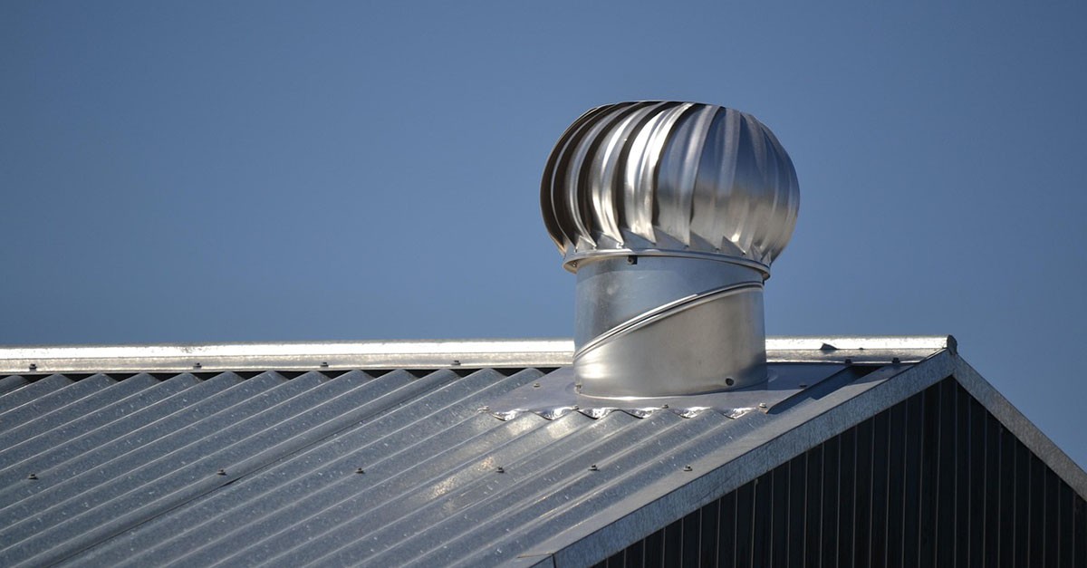 Canna fumaria in metallo sul tetto