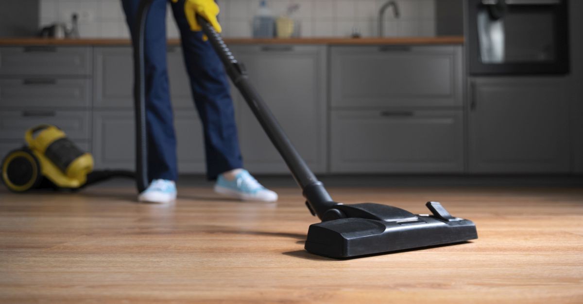 donna che aspira il parquet
