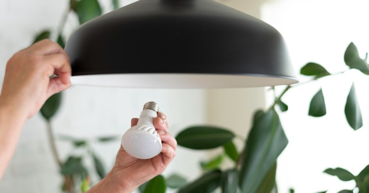 donna che cambia una lampadina donna che cambia una lampadina