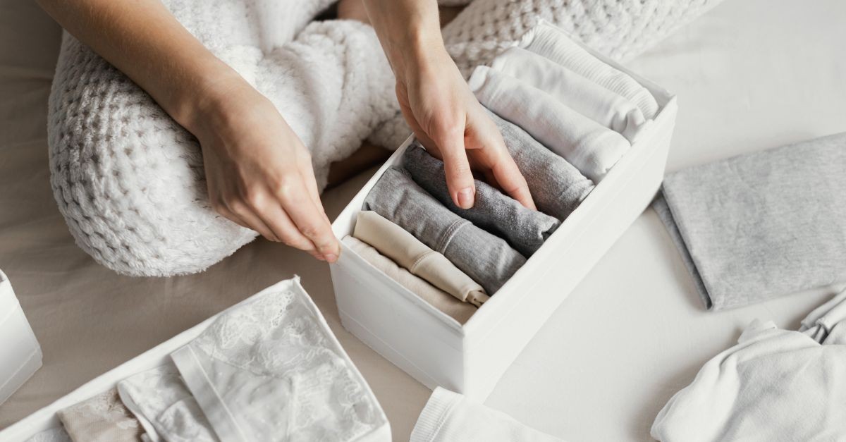 donna che sistema biancheria in una scatola