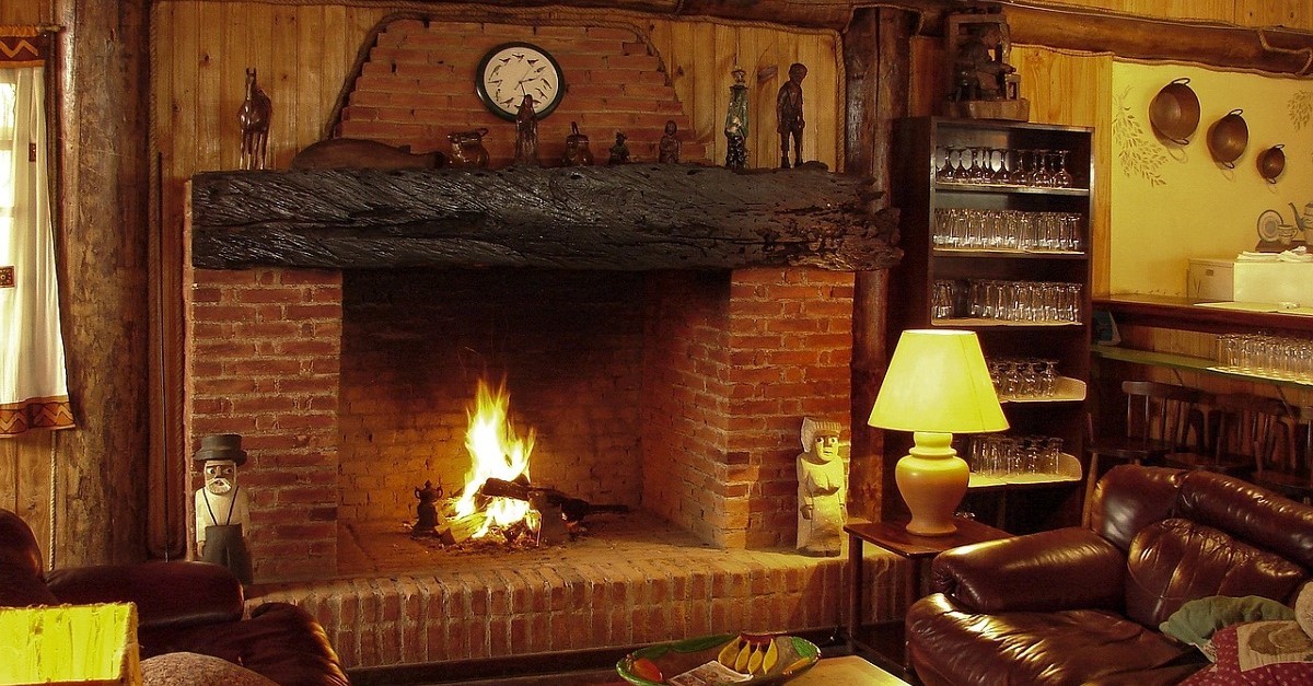 legna che arde in un camino acceso