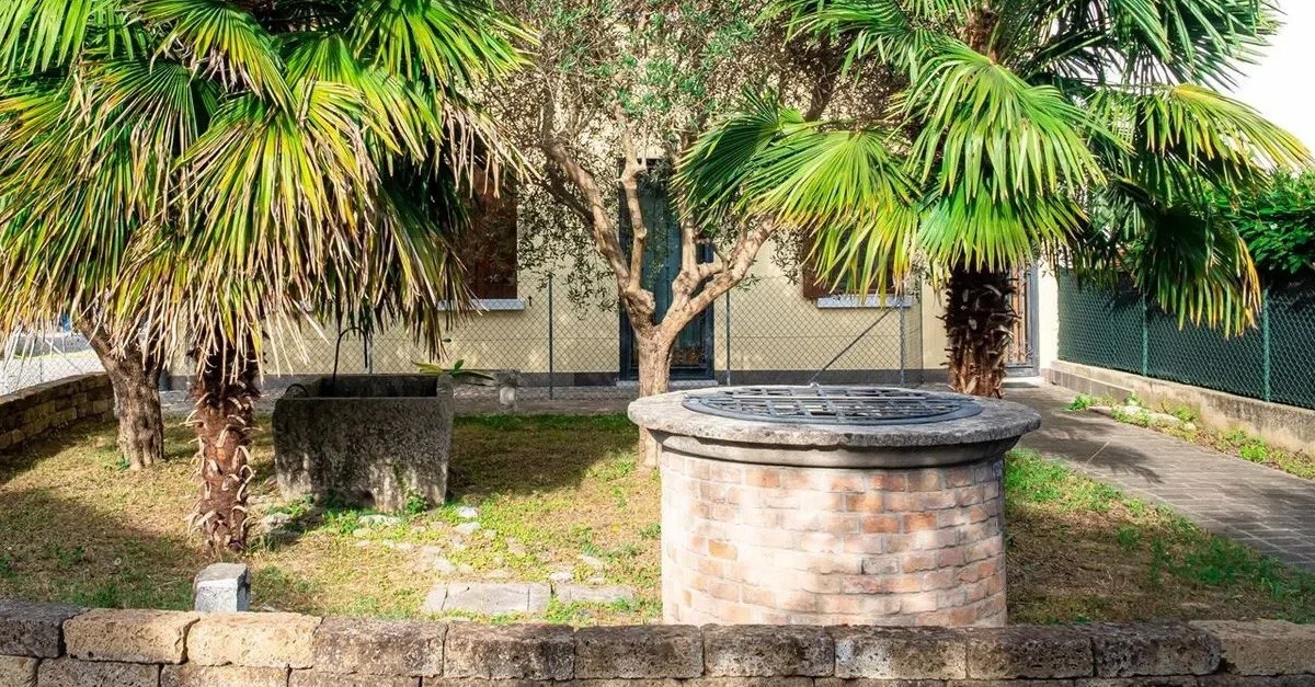 giardino di una villa bifamiliare