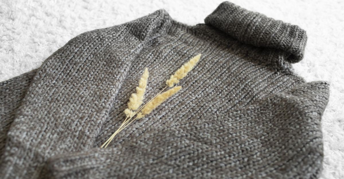 maglione grigio steso