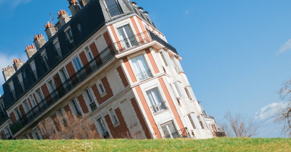 montmartre sinking house parigi