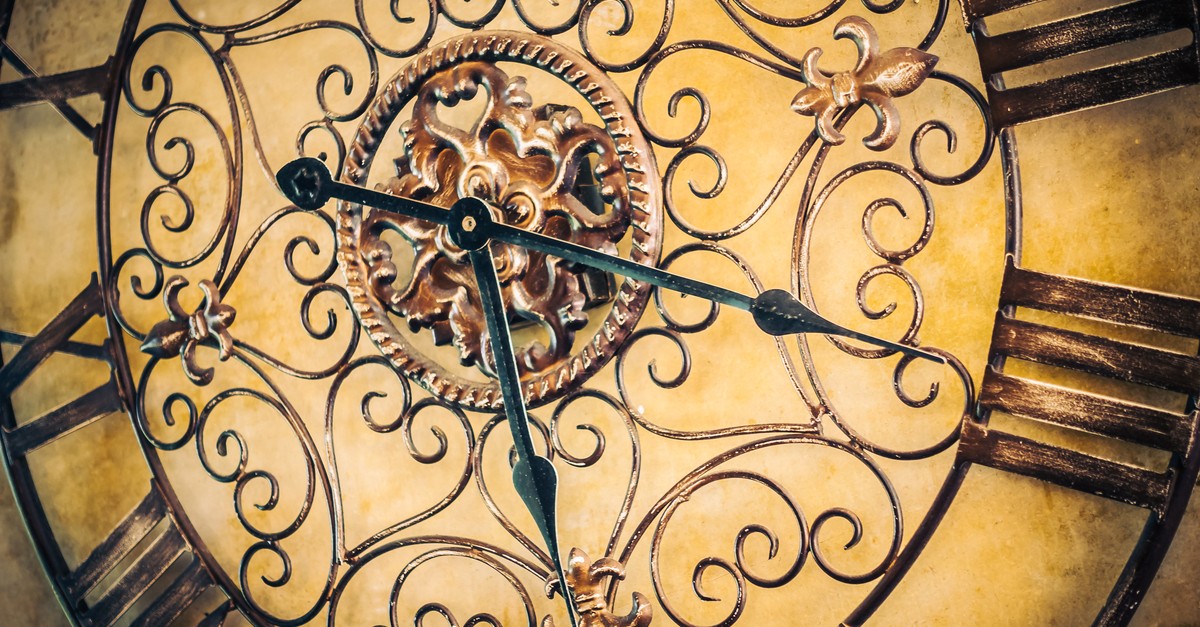 Il quadrante di un orologio a pendolo d'epica Il quadrante di un orologio a pendolo d'epica