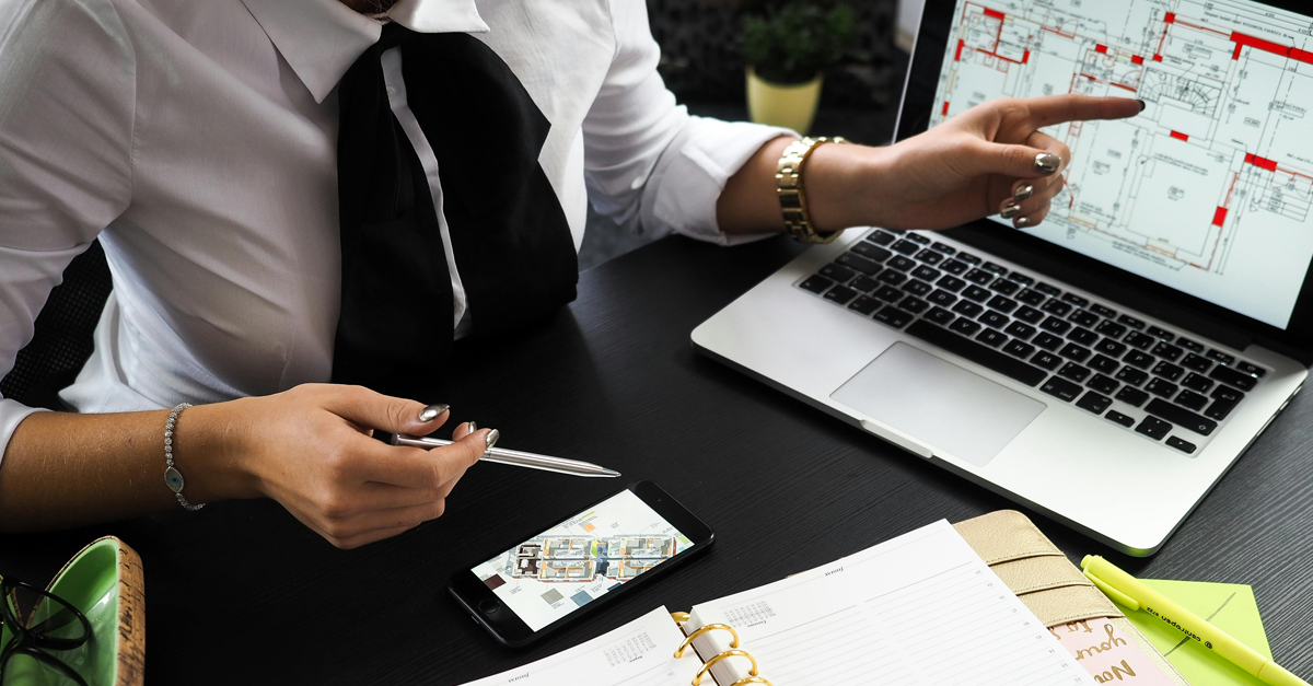 un agente immobiliare mostra un progetto