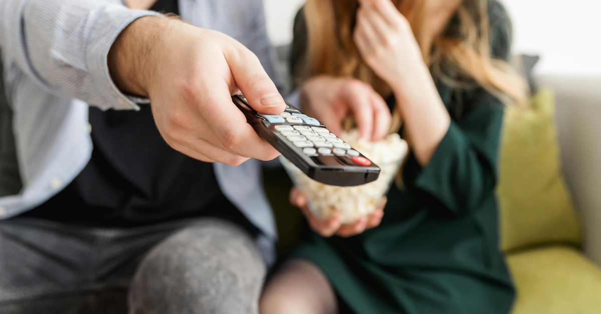 una persona usa il telecomando tv una persona usa il telecomando tv