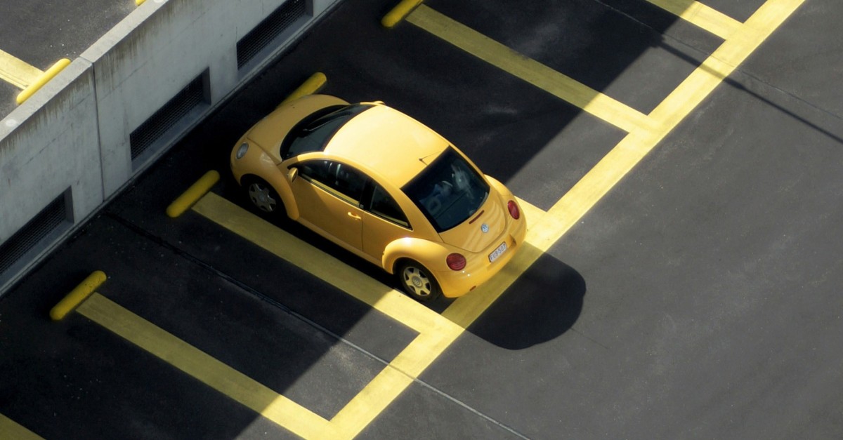 Parcheggio di un edificio di nuova costruzione Parcheggio di un edificio di nuova costruzione